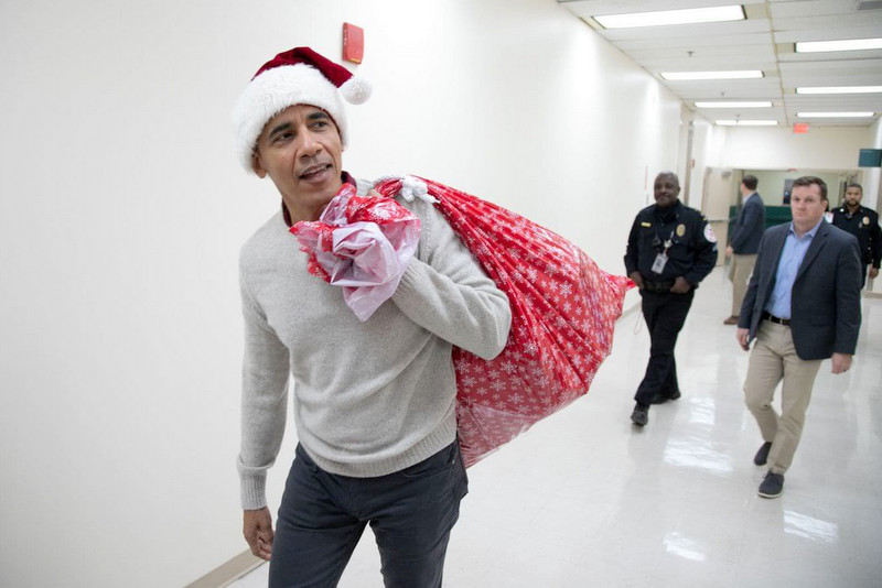 पूर्वराष्ट्रपति ओबामा काँधमा उपहारको पोको बोकेर गए अस्पतालमा