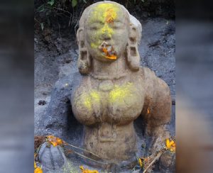 धुलिखेलमा बाटो खन्दा किराँतकालीन देवीको मूर्ति फेला, सम्पदा संरक्षणको माग