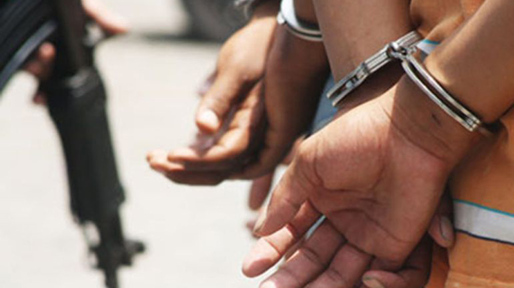 pakrau-arrest काठमाडौंमा १७ बन्दकर्ता पक्राउ
