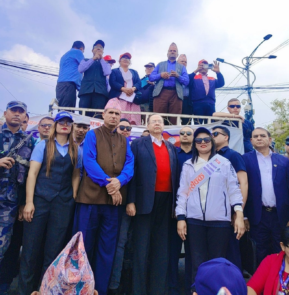 शिक्षक आन्दोलनमा पुगे पूर्वप्रधानमन्त्री माधव नेपाल र झलनाथ खनाल