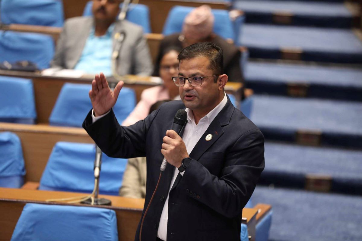 सांसद पदम गिरीले शिक्षकहरूलाई सडक नछाड्नुस् भनेर विपक्षी दलका जिम्मेवार नेताहरूले नै उत्तेजित पारेको आरोप लगाए