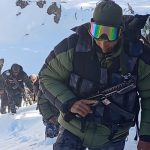 हिउँले ढाकिएको छाङरुमा पहरा दिँदै सशस्त्र