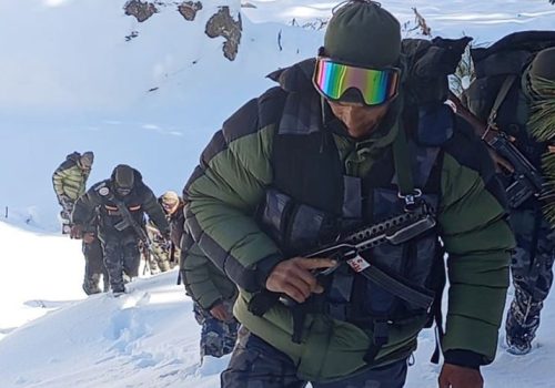 हिउँले ढाकिएको छाङरुमा पहरा दिँदै सशस्त्र