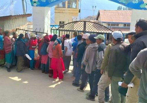 हुम्लामा खानेपानी अभाव, स्थानीयले घेरे जिल्ला प्रशासन कार्यालय